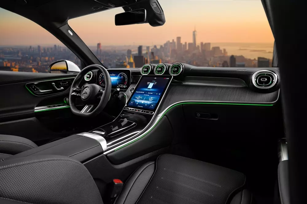 Mercedes-Benz GLC tăng giá bán, thêm bản mới có thể chạy hơn 120 km không tốn 1 giọt xăng - Ảnh 3.