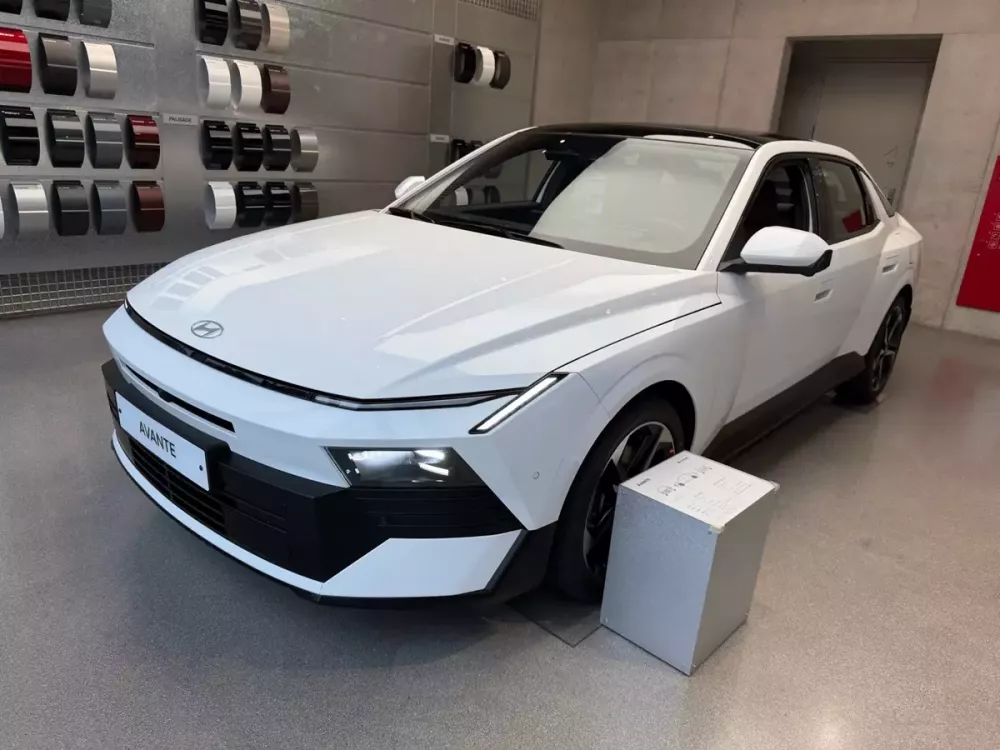 Bất chấp tranh cãi về giá, Hyundai Elantra thế hệ mới vẫn bán chạy như tôm tươi - Ảnh 1.