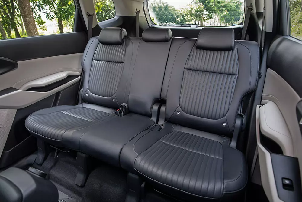 kia-carens-clavis-12-28c1 Kia Carens Clavis chính thức ra mắt Việt Nam, được định vị như bản cao cấp hơn của Carens, giá từ 639 triệu đồng - Ảnh 10.