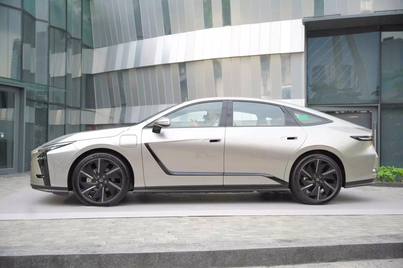 Lexus ES 2026 tại Việt Nam thêm bản thuần điện ES 500e, giá từ 2,34 tỷ đồng - Ảnh 4.