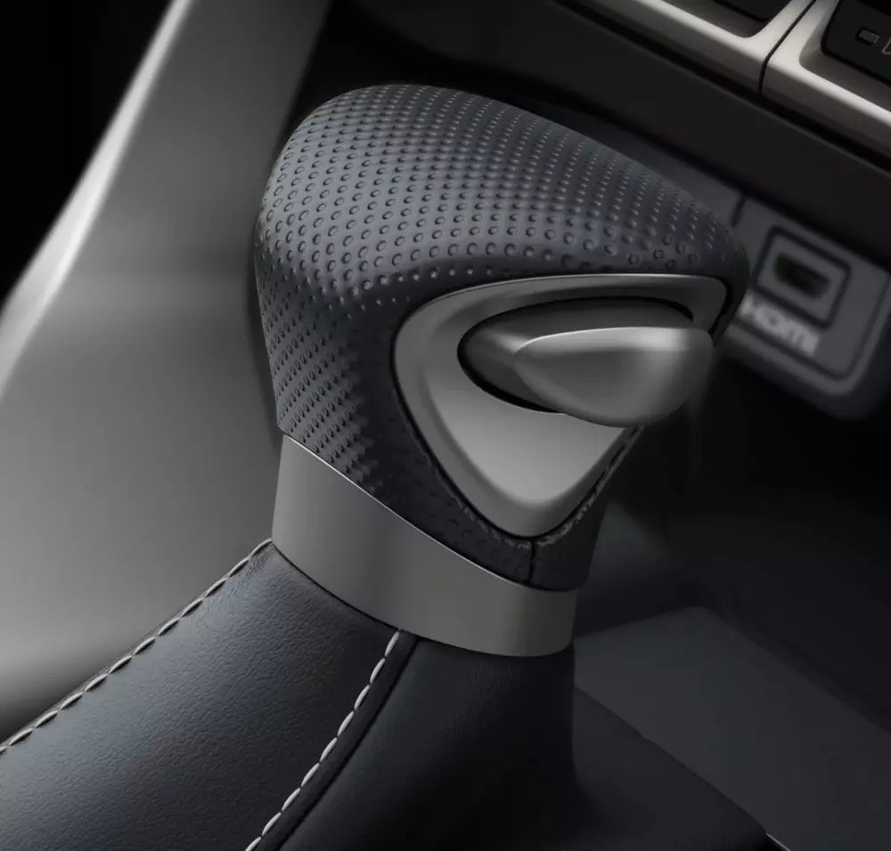 Lexus LX F Sport sở hữu vô lăng và cần số bọc da dập nổi