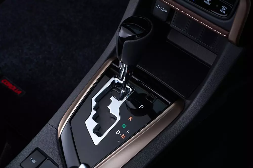 Bản thấp của Toyota Corolla Altis 2027 dùng hộp số sàn