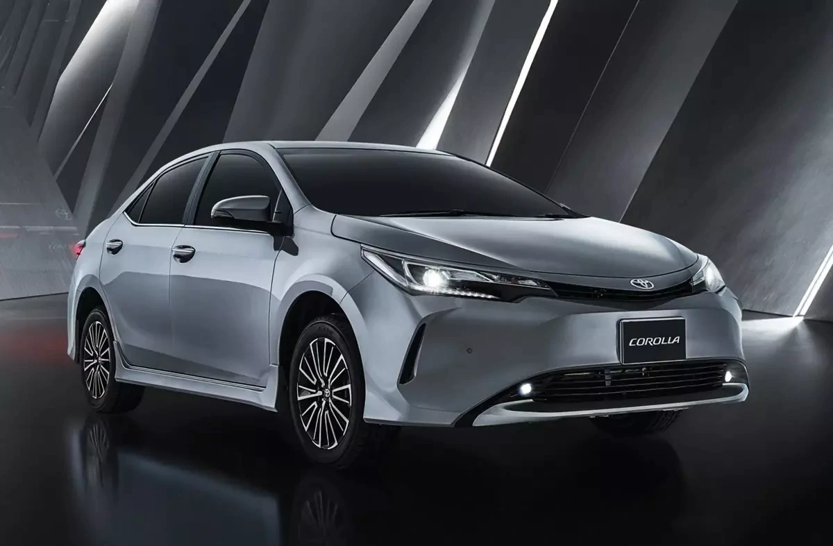 Phiên bản nâng cấp của Toyota Corolla Altis thế hệ cũ chính thức ra mắt với thiết kế thay đổi nhẹ